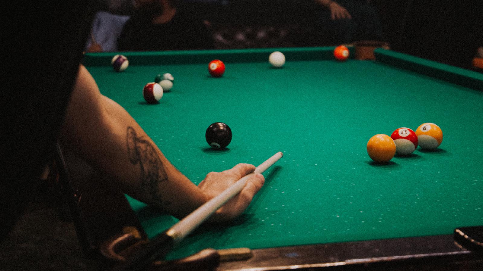 Hvordan spiller man billard?